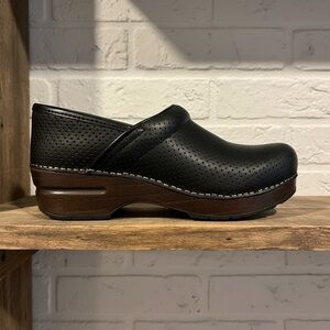 Dansko® Professional Perforated Full- Grain Leather Clogs in Black 
Sz 38 (7.5)